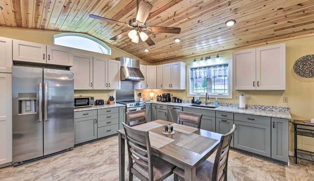 Guesthouse on Lonesome Hollow: Hot Tub & Mtn Views