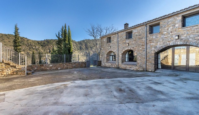 Guesthouse 'Rectoria De Claverol' with Mountain Views, Private Terrace and Wi-Fi