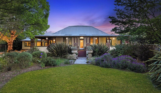 Guesthouse southern highlands sleeps 40 with functions up to 60 in large grounds
