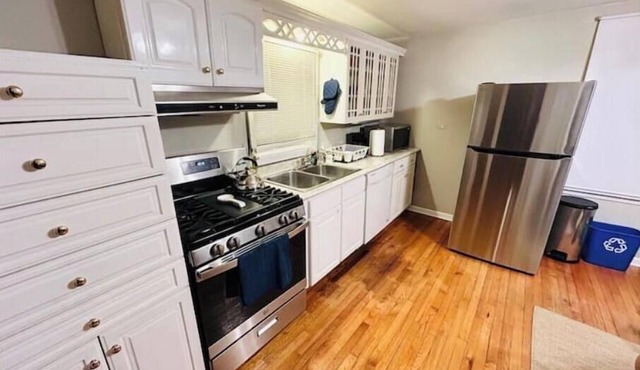 Guesthouse Gem 2BR, Smart TVs, W/D, & Parking