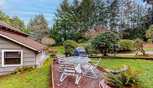 Guesthouse w/direct beach access & views of Olympic Mountains/Carr Inlet