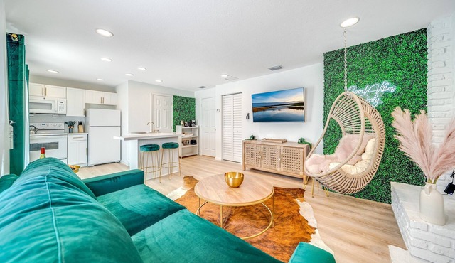 Guesthouse with Fenced Yard- Palm Wave Says