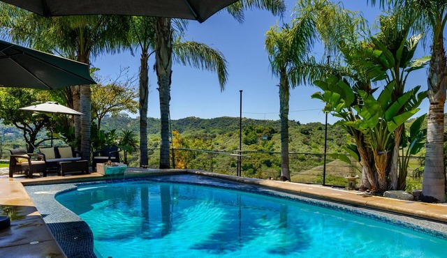 Guesthouse with views, pool and comfort.