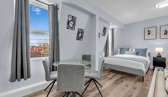 Guestic Hotel at Queen West