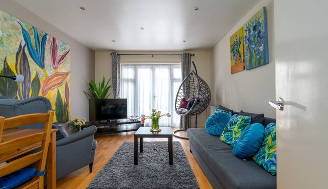 GuestReady - A touch of elegance in Burnt Oak