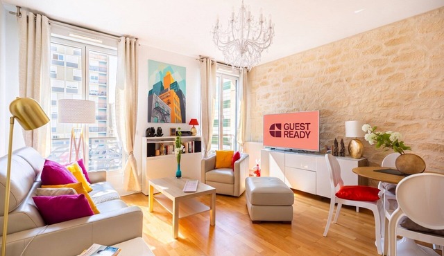 GuestReady - Bright Apt in city centre w/Parking