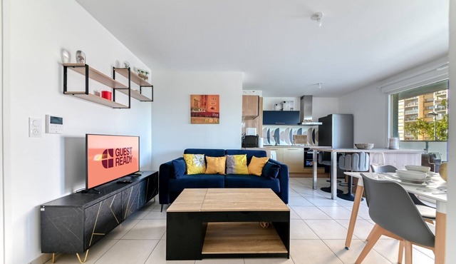 GuestReady - Bright stay w/parking & terrace