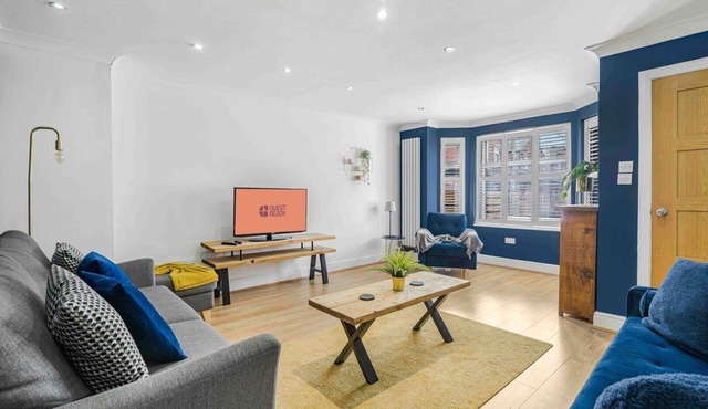 GuestReady - Charming Retreat in Trafford