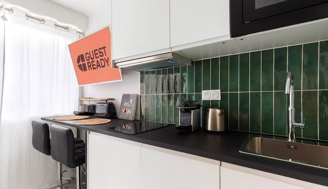 GuestReady|Chartrons studio 15 min walk to centre