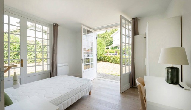GuestReady - Modern green home with private garden