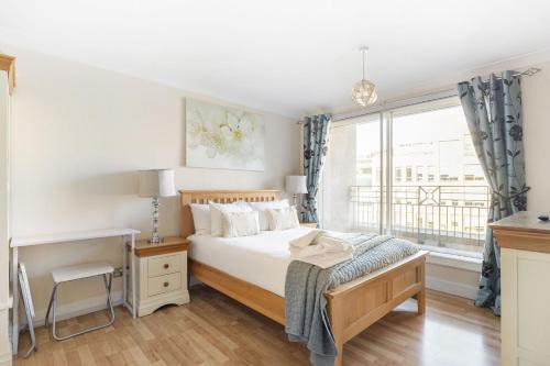 GuestReady - Relaxing Ensuite Room with Balcony