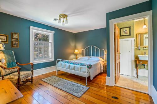 Guestroom 1842 - Hot Tub Historic Home Steps to Everything NOTL