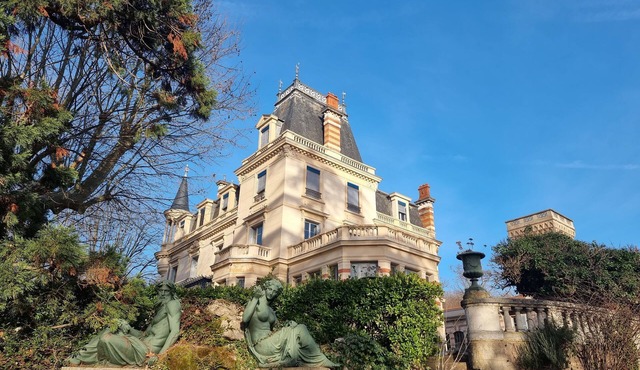 Guestroom des Muses, an immersion in 1900 French culture.