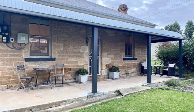 Guests give 5star reviews-cleanliness/location ! 2min walk to town. Dog friendly