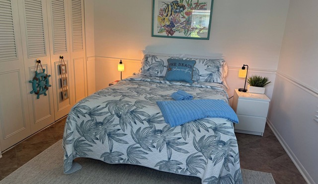 Guestsuite and bathroom in villa with pool