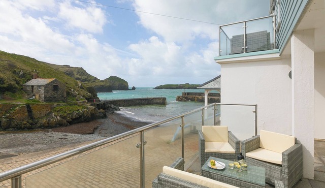 GUINEVERE, pet friendly, luxury holiday cottage, with pool in Mullion