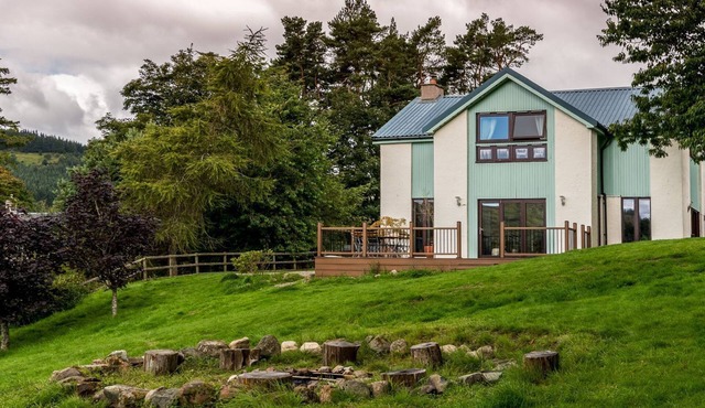 Gulabin House - a house that sleeps 12 guests in 5 bedrooms