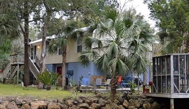 GULF ACCESS home w/dockage, private yard & 2 min walk to eat and stores!