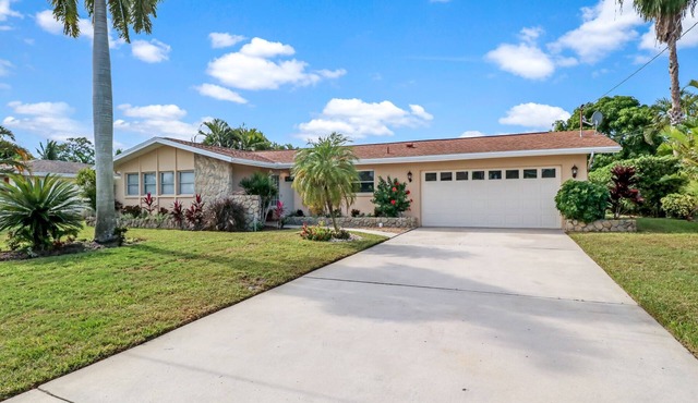 Gulf Access Paradise: Sunshine, Pool & Perfect Location