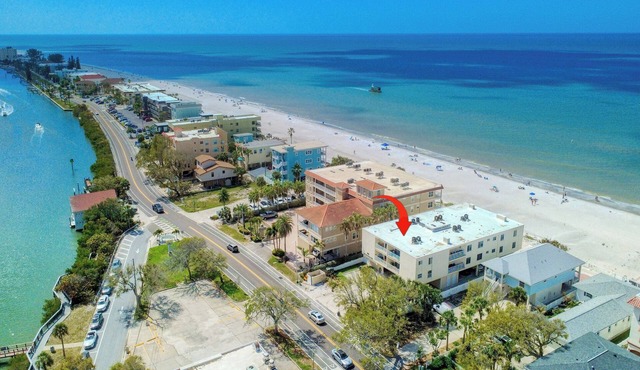Gulf and Intracoastal Views! WALK TO 4 OR 5 RESTAURANTS & MORE!