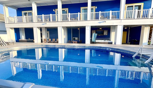 Gulf and Sound Views! HUGE backyard, 33' POOL,Hot Tub, Outdoor Bar and TVs