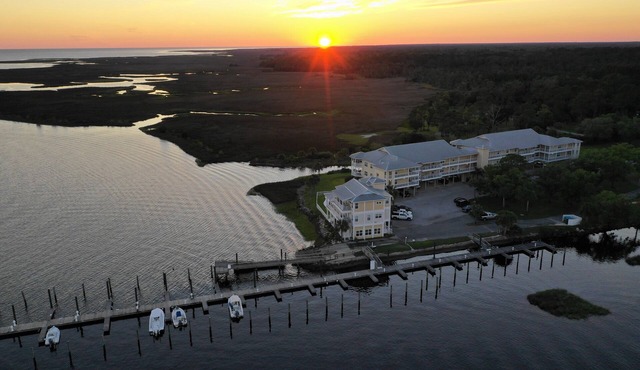 Gulf Breeze Condo #107 - Wifi, Private Boat Ramp and Pool