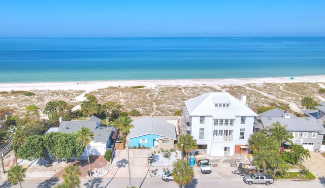 Gulf Breeze - Stunning 4BR beachfront home on North Clearwater Beach, perfect for family getaways.