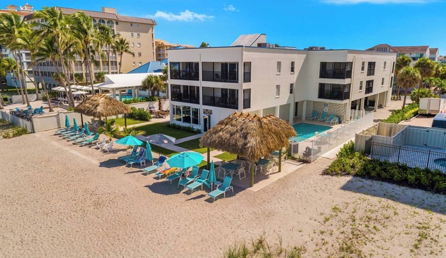 Gulf front 1 bedroom resort timeshare unit with AC in sunny Naples! Unit #5