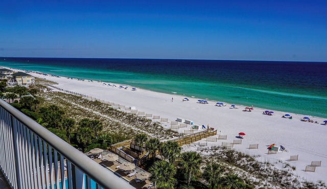 Gulf Front 2000sqf Condo, Large Balcony, Private Beach & Pool, Free Beach Setup