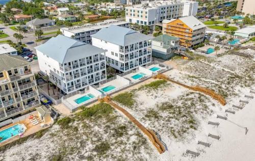 Gulf Front 8 BR 6 BA Private Pool & spa Pickleball Fun
