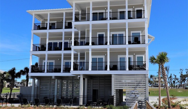 GULF FRONT 9BD/9.5BA (7 GULF FRONT BEDROOMS), 3 LIVING AREAS, ELEVATOR, POOL!