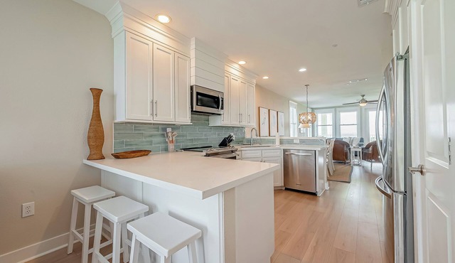 Gulf-Front BEACHFRONT Bliss! Open Kitchen-Community Pools-Bunk Room-Balcony