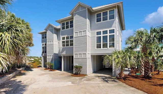 Gulf-front duplex with amazing views & screened deck - right on the beach