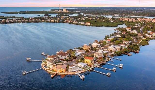 Gulf front Island home with heated pool & dock in Tarpon Springs