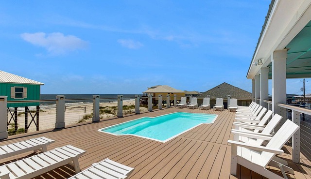 Gulf-Front Oasis: Rooftop Heated Pool, Elevator & Dog-Friendly!