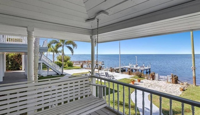 Gulf of Mexico Cozy 2-bedroom stilt house in charming Holiday with WiFi, AC