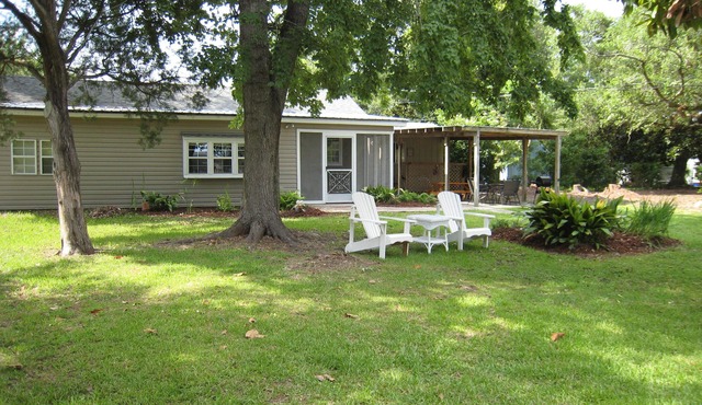 Gulf Palms Cottage.Walking distance-beach, cafes, town center. Quiet area.