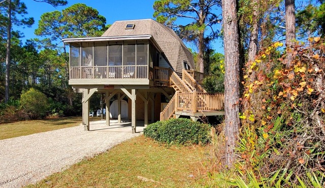 Gulf view Geodesic Dome Cottage just a 5 minute walk to uncrowded beach!