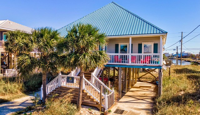 Gulf-View Home - Bay Views, Free Internet, Central AC, Washer & Dryer