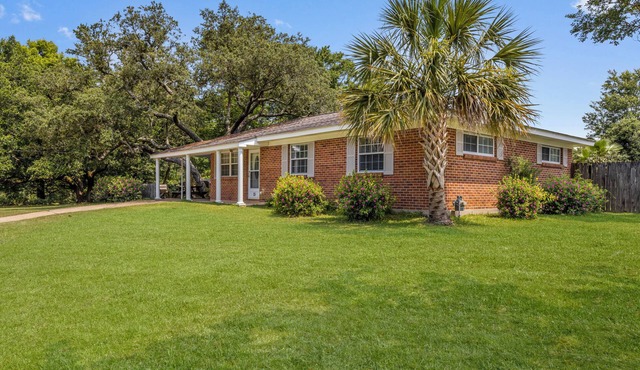 GULF VIEW PLACE - 3 1/2 MINUTE WALK TO EAST BEACH! 1.7 MILES TO CENTER OF TOWN!