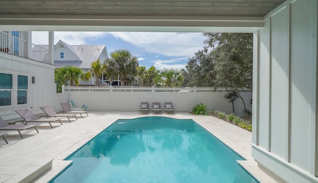 Gulf views! 2 minute walk to beach. Large pool and outdoor space! 7 bikes, LSV!