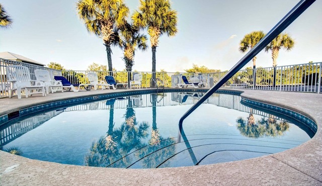 Gulf Views/Community Pool/Short Walk to Beach/Recently updated Charming Beach House/Sleeps 15/WiFi