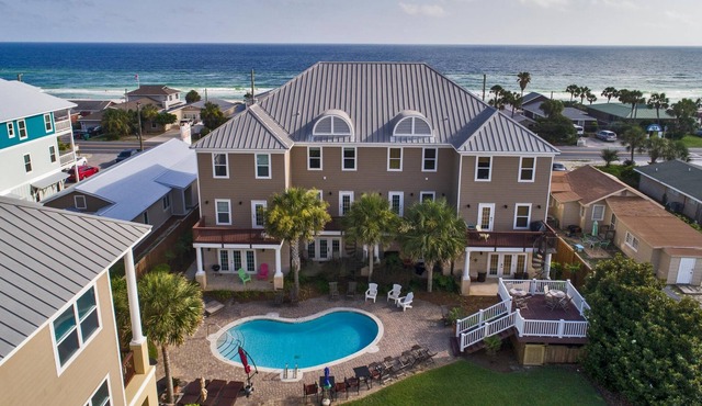Gulf Views -Directly Across Street to Beach~ Beach, Pool, Free Activities