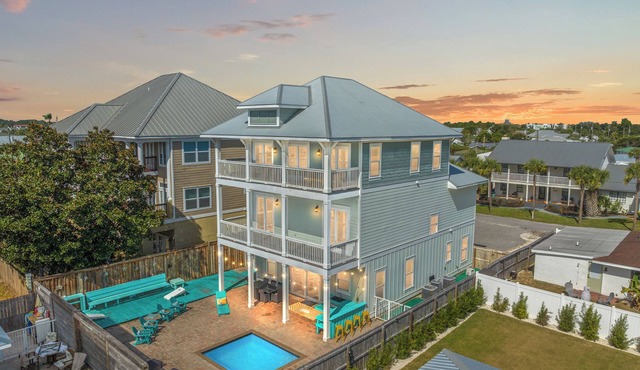 GULF VIEWS, Luxury Home w Private Pool, HUGE Deck, Beach Chair Svc INCL