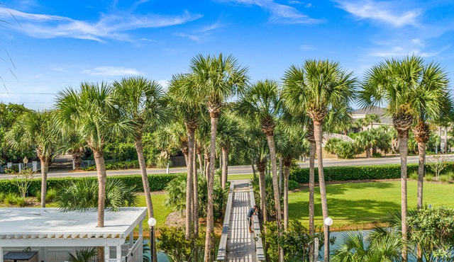 Gulf Views!/Steps to deeded beach and pools-shopping/dining steps from condo