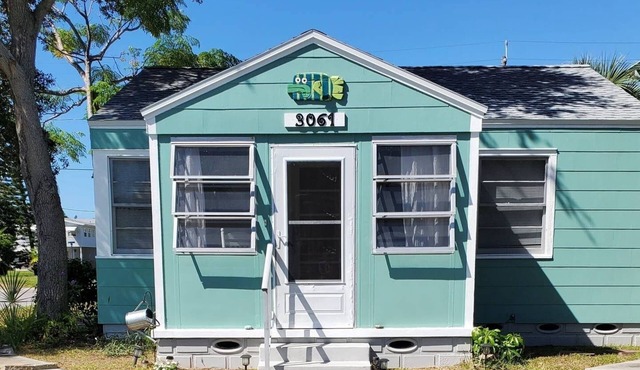 Gulfport Art District! One block from the beach!