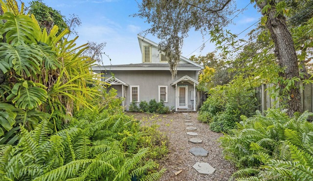 Gulfport Art District Cottage Retreat