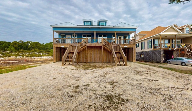 Gulfview duplex with loft, full kitchen, and washer and dryer.