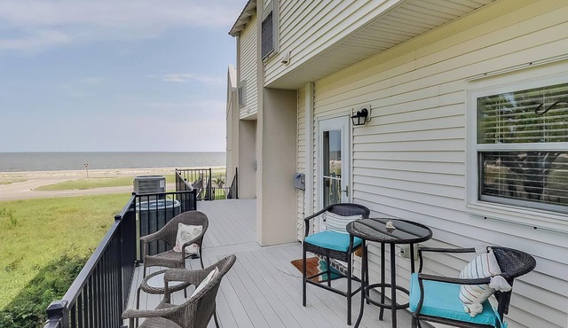 Gulfviews, short walk to Beaches w Pool sleeps 4