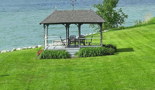 "Gull Cottage" - Lake Erie waterfront - Expansive Views, Historic Cottage Charm